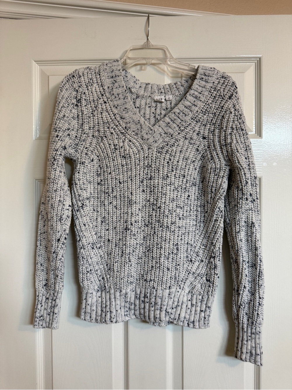 GAP Women's V-Neck Marled Gray Blue Cream Knit Sweater XS